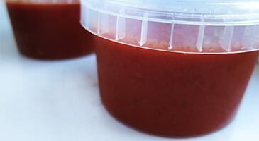 tomatsauce i plastikbøtter